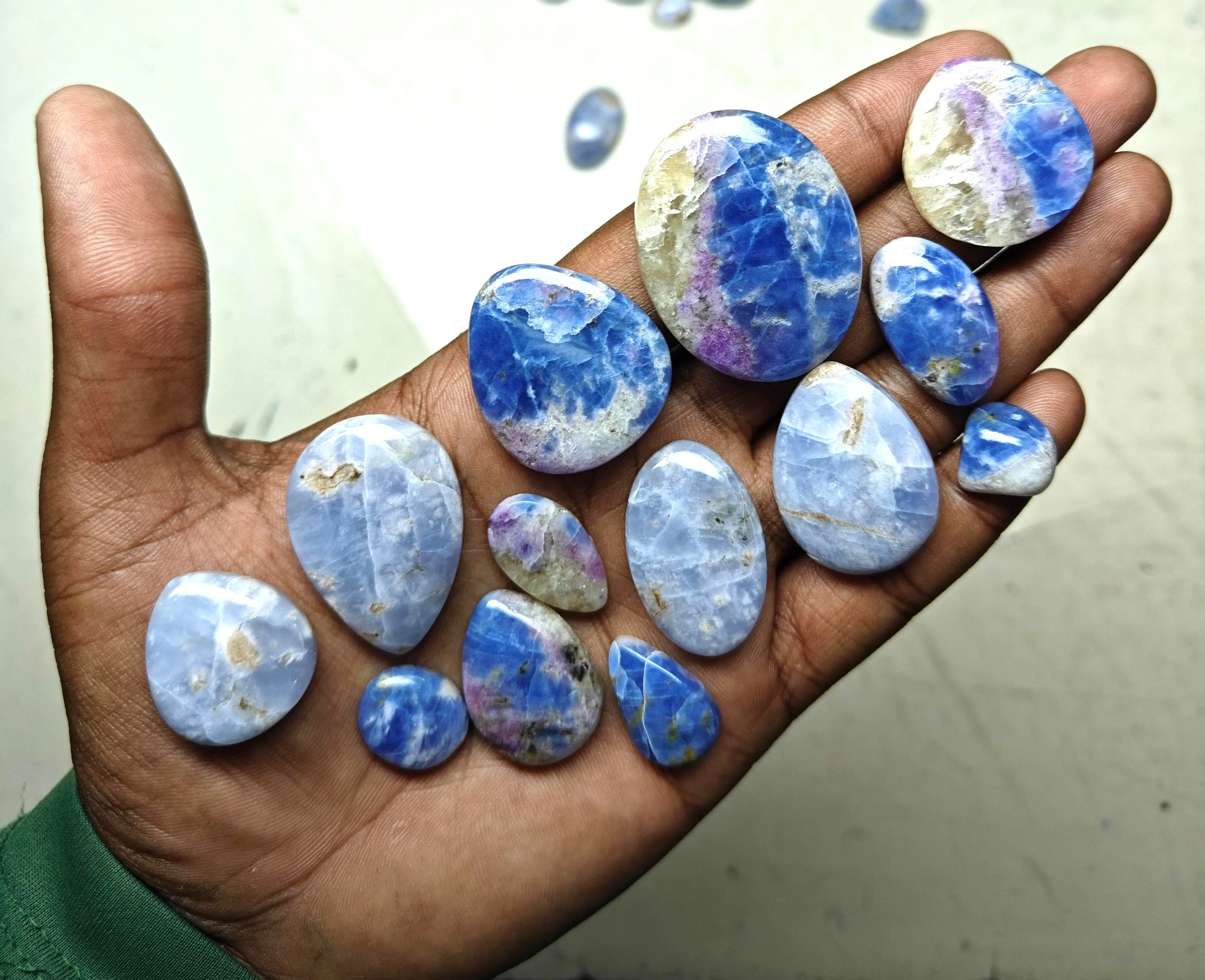 Hackmanite (sodalite tenebrescente) — Categoria AA - foto 1